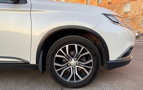 Mitsubishi Outlander III рестайлинг 3, 2017 год, 1 850 000 рублей, 11 фотография
