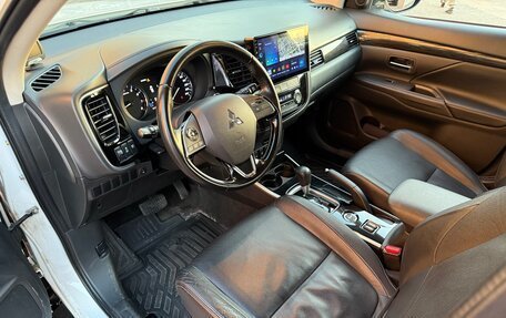 Mitsubishi Outlander III рестайлинг 3, 2017 год, 1 850 000 рублей, 16 фотография