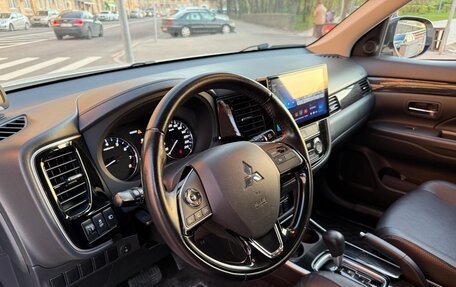 Mitsubishi Outlander III рестайлинг 3, 2017 год, 1 850 000 рублей, 19 фотография