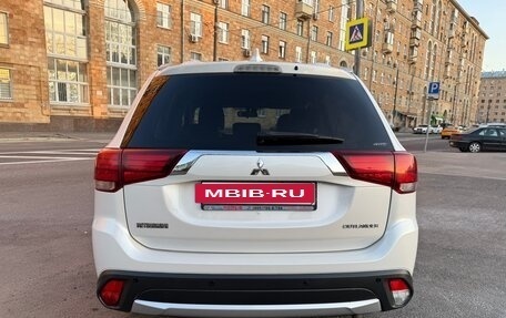 Mitsubishi Outlander III рестайлинг 3, 2017 год, 1 850 000 рублей, 7 фотография