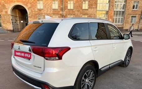 Mitsubishi Outlander III рестайлинг 3, 2017 год, 1 850 000 рублей, 6 фотография