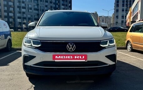 Volkswagen Tiguan II, 2021 год, 3 800 000 рублей, 2 фотография