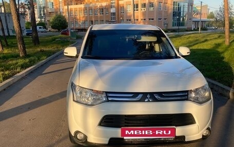 Mitsubishi Outlander III рестайлинг 3, 2013 год, 1 320 000 рублей, 2 фотография