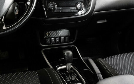 Mitsubishi Outlander III рестайлинг 3, 2017 год, 1 899 000 рублей, 13 фотография