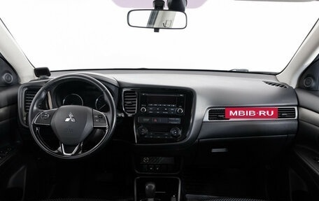 Mitsubishi Outlander III рестайлинг 3, 2017 год, 1 899 000 рублей, 10 фотография