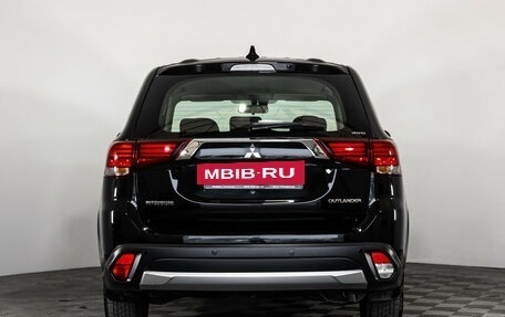 Mitsubishi Outlander III рестайлинг 3, 2017 год, 1 899 000 рублей, 6 фотография