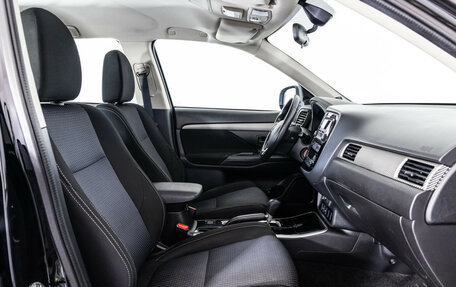 Mitsubishi Outlander III рестайлинг 3, 2017 год, 1 899 000 рублей, 18 фотография