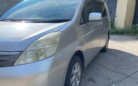 Toyota ISis I, 2004 год, 700 000 рублей, 2 фотография