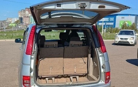 Toyota ISis I, 2004 год, 700 000 рублей, 12 фотография