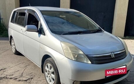 Toyota ISis I, 2004 год, 700 000 рублей, 10 фотография