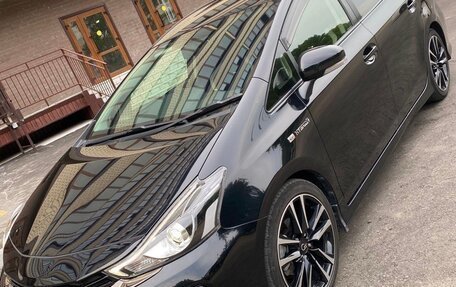 Toyota Prius Alpha I (ZVW40/41), 2017 год, 1 800 000 рублей, 2 фотография