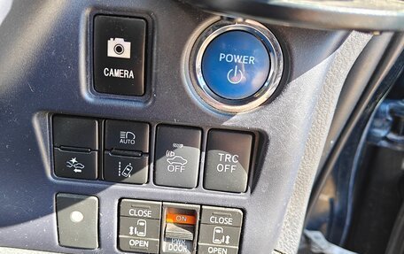 Toyota Voxy III, 2016 год, 2 100 000 рублей, 10 фотография