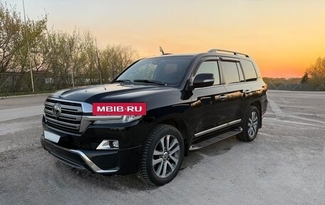 Toyota Land Cruiser 200, 2016 год, 4 900 000 рублей, 2 фотография