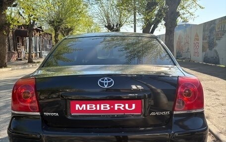 Toyota Avensis III рестайлинг, 2005 год, 730 000 рублей, 2 фотография