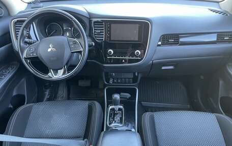 Mitsubishi Outlander III рестайлинг 3, 2021 год, 2 450 000 рублей, 10 фотография