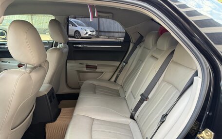 Chrysler 300C II, 2005 год, 1 150 000 рублей, 16 фотография