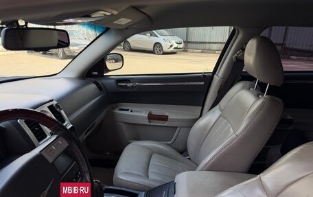 Chrysler 300C II, 2005 год, 1 150 000 рублей, 11 фотография