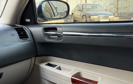 Chrysler 300C II, 2005 год, 1 150 000 рублей, 23 фотография
