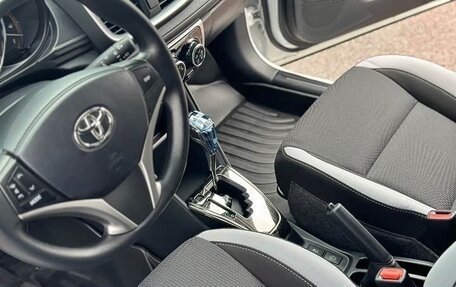 Toyota Yaris XP150 рестайлинг, 2023 год, 998 000 рублей, 11 фотография