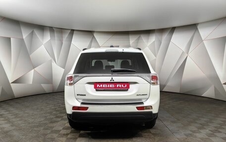 Mitsubishi Outlander III рестайлинг 3, 2013 год, 1 799 000 рублей, 8 фотография