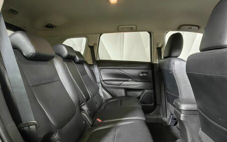 Mitsubishi Outlander III рестайлинг 3, 2013 год, 1 799 000 рублей, 16 фотография