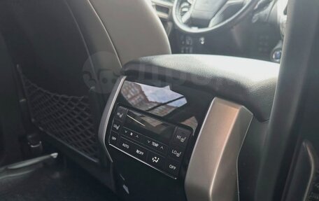 Toyota Land Cruiser Prado 150 рестайлинг 2, 2018 год, 5 600 000 рублей, 3 фотография