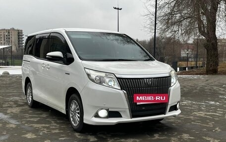 Toyota Noah III, 2016 год, 2 150 000 рублей, 3 фотография
