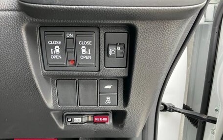 Honda Stepwgn, 2022 год, 2 150 000 рублей, 9 фотография