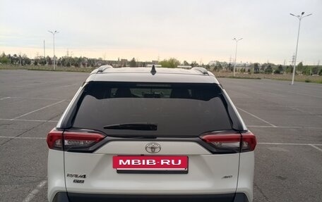 Toyota RAV4, 2021 год, 3 300 000 рублей, 4 фотография