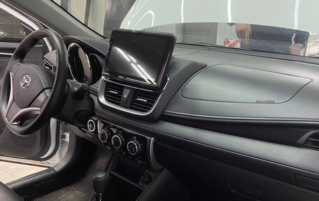 Toyota Yaris XP150 рестайлинг, 2022 год, 1 435 000 рублей, 4 фотография