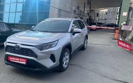 Toyota RAV4, 2019 год, 1 980 000 рублей, 2 фотография