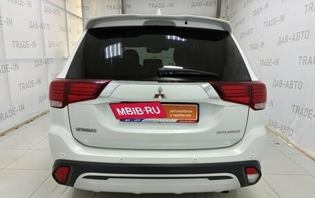 Mitsubishi Outlander III рестайлинг 3, 2019 год, 2 599 000 рублей, 5 фотография