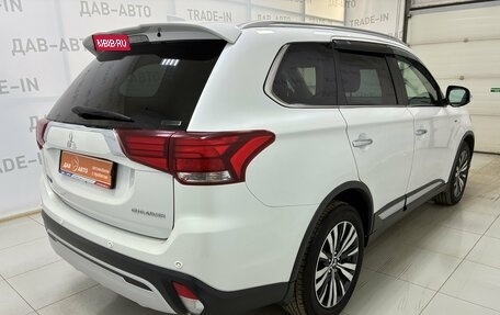 Mitsubishi Outlander III рестайлинг 3, 2019 год, 2 599 000 рублей, 4 фотография