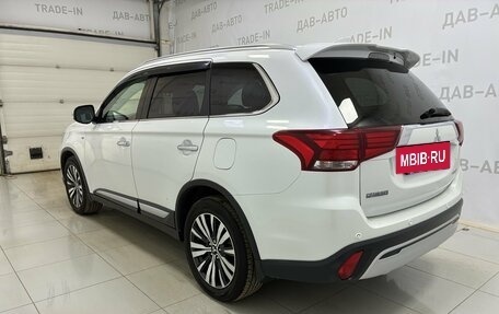 Mitsubishi Outlander III рестайлинг 3, 2019 год, 2 599 000 рублей, 6 фотография