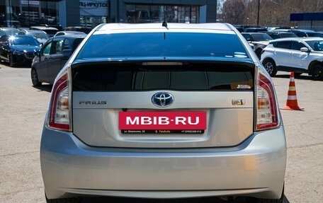 Toyota Prius, 2015 год, 1 098 000 рублей, 8 фотография