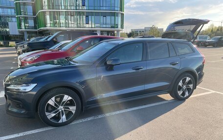 Volvo V60 Cross Country II, 2020 год, 3 500 000 рублей, 3 фотография