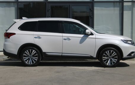 Mitsubishi Outlander III рестайлинг 3, 2020 год, 2 820 000 рублей, 7 фотография