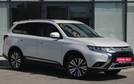 Mitsubishi Outlander III рестайлинг 3, 2020 год, 2 820 000 рублей, 6 фотография