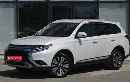 Mitsubishi Outlander III рестайлинг 3, 2020 год, 2 820 000 рублей, 5 фотография