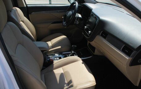 Mitsubishi Outlander III рестайлинг 3, 2020 год, 2 820 000 рублей, 15 фотография