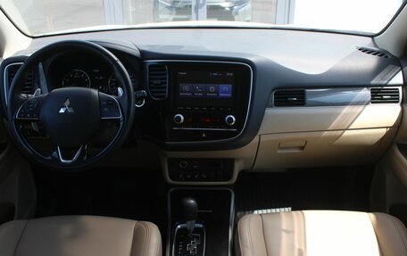 Mitsubishi Outlander III рестайлинг 3, 2020 год, 2 820 000 рублей, 16 фотография