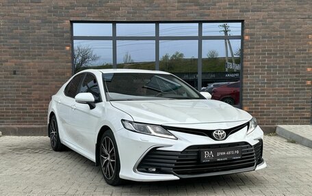 Toyota Camry, 2021 год, 2 420 000 рублей, 6 фотография
