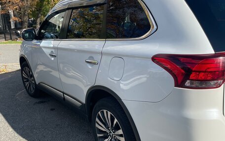 Mitsubishi Outlander III рестайлинг 3, 2019 год, 2 250 000 рублей, 5 фотография