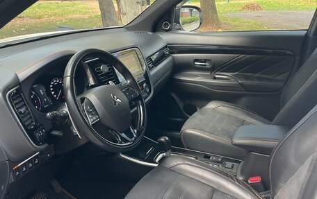 Mitsubishi Outlander III рестайлинг 3, 2019 год, 2 250 000 рублей, 10 фотография