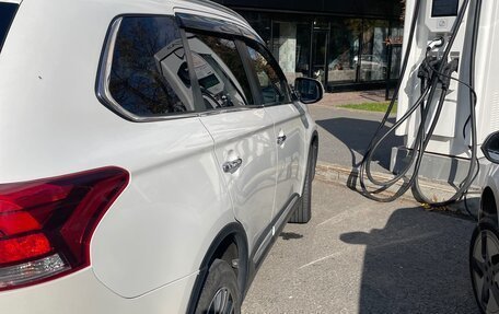 Mitsubishi Outlander III рестайлинг 3, 2019 год, 2 250 000 рублей, 6 фотография