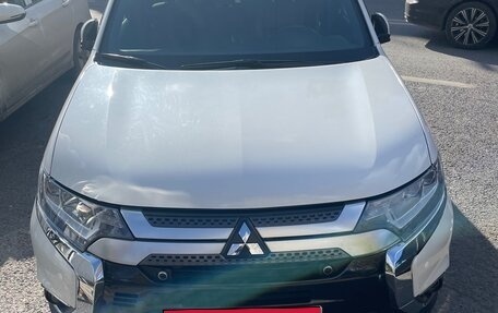 Mitsubishi Outlander III рестайлинг 3, 2019 год, 2 250 000 рублей, 2 фотография