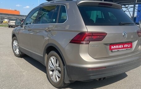 Volkswagen Tiguan II, 2020 год, 2 390 000 рублей, 10 фотография