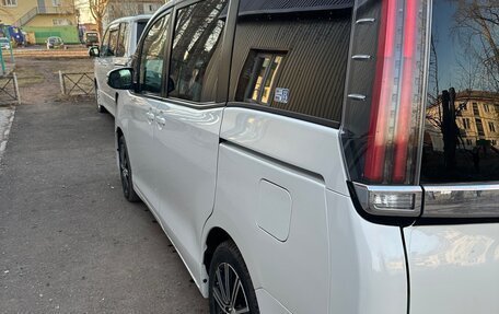 Toyota Noah III, 2020 год, 2 295 000 рублей, 5 фотография