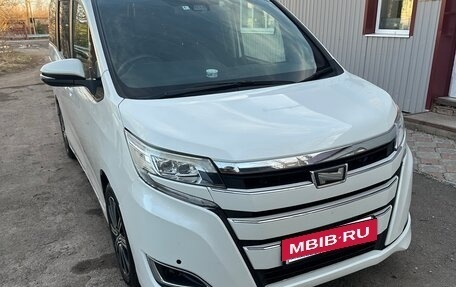 Toyota Noah III, 2020 год, 2 295 000 рублей, 2 фотография