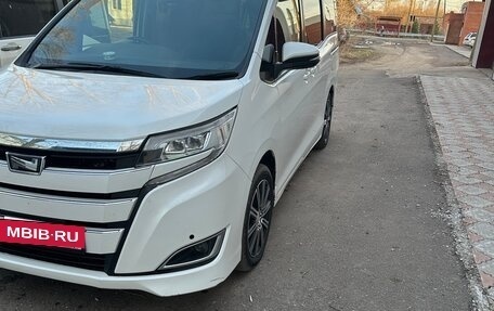 Toyota Noah III, 2020 год, 2 295 000 рублей, 3 фотография